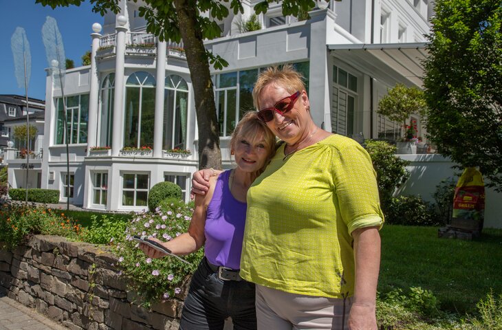 Zwei Frauen vor dem Hotel Deimann Sommerfest