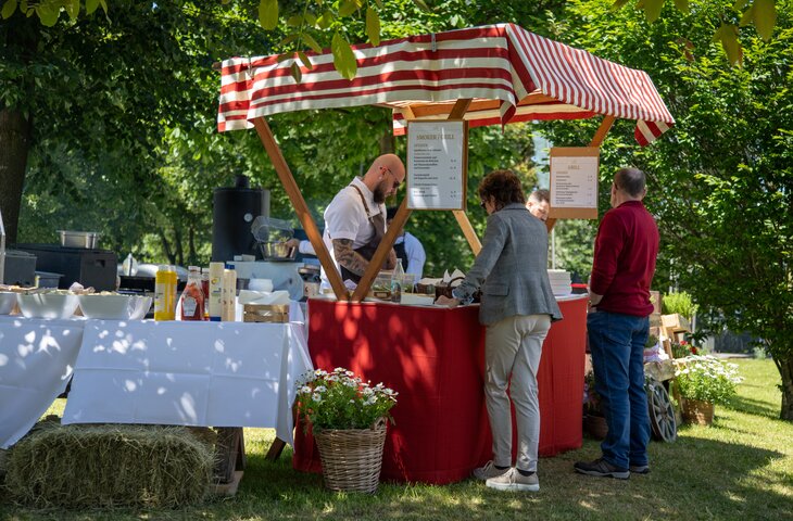 Essensstand auf dem Sommerfest des Hotel Deimann