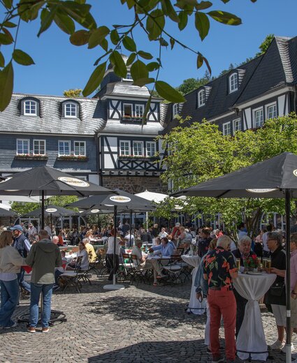 Gefüllter Innenhof beim Sommerfest des 5 Sterne Hotels im Sauerland