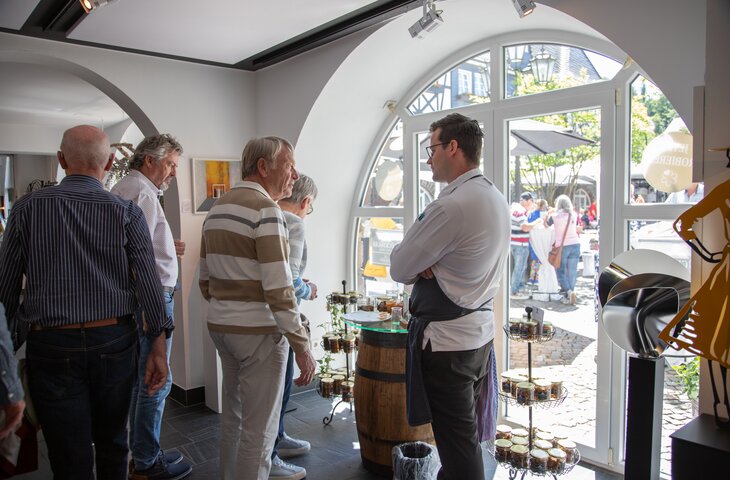 Gäste im Hotel Deimann betrachten die Stände des Sommerfestes