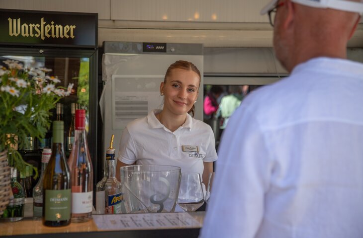 Freundliche Mitarbeiterin des Hotel Deimann lächelt in die Kamera