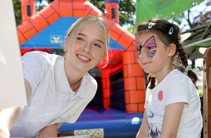 Kinderschminken im Hotel Deimann beim Sommerfest