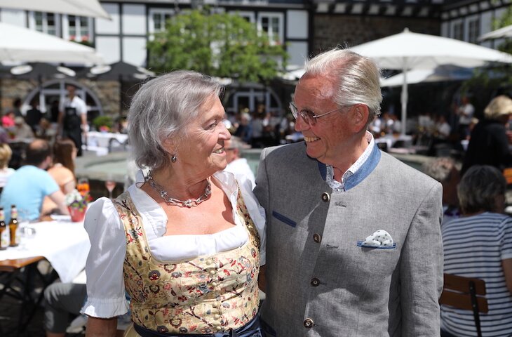 Älteres Ehepaar beim Sommerfest im Hotel Deimann