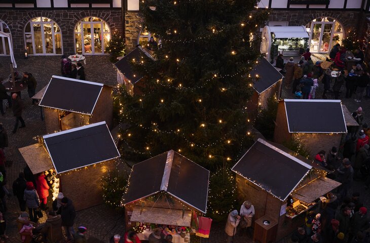 Stände stehen rund um den Weihnachtsbaum im Hotel Deimann