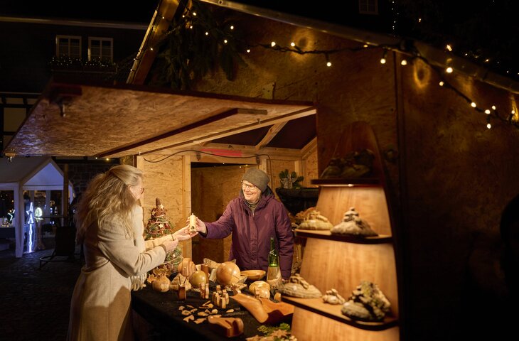 Impressionen von einem Stand auf dem Weihnachtsmarkt im Hotel Deimann