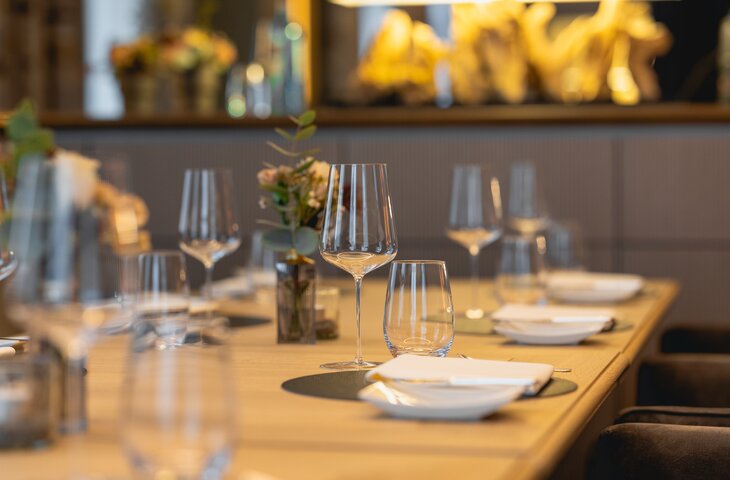 Gedecke auf der Tafel in der Hofstube Deimann