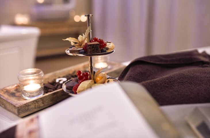 Etagere mit Süßem und Obst im Wellnesshotel Deimann