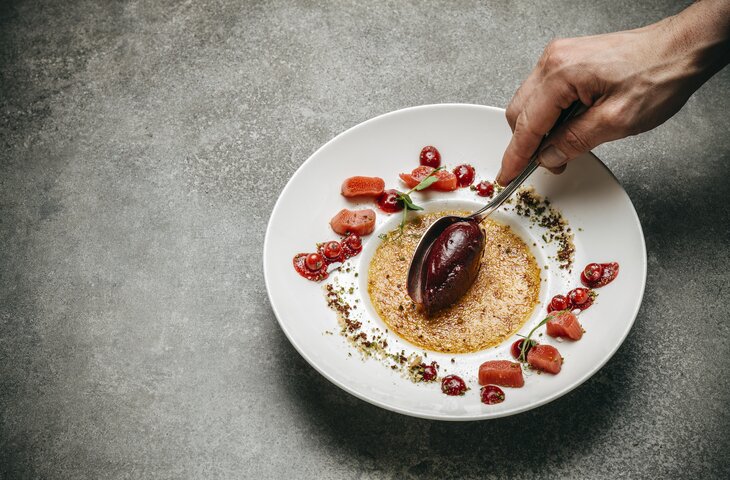 Dessert Zubereitung mit Früchten in der Hofstube Deimann