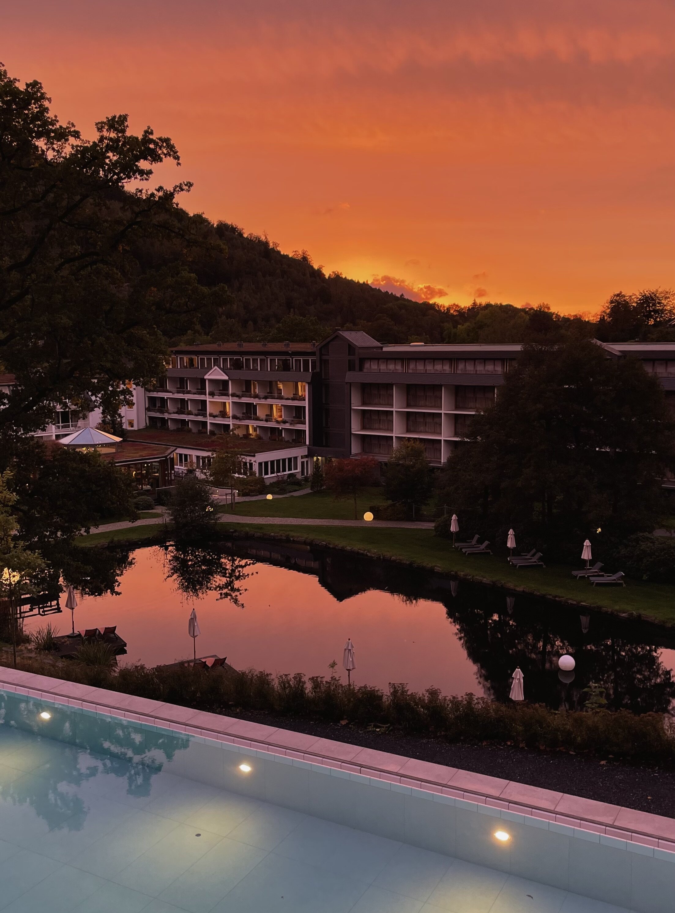 Blick aus dem Infinitypool im Hotel Deimann zum Sonnenuntergang.