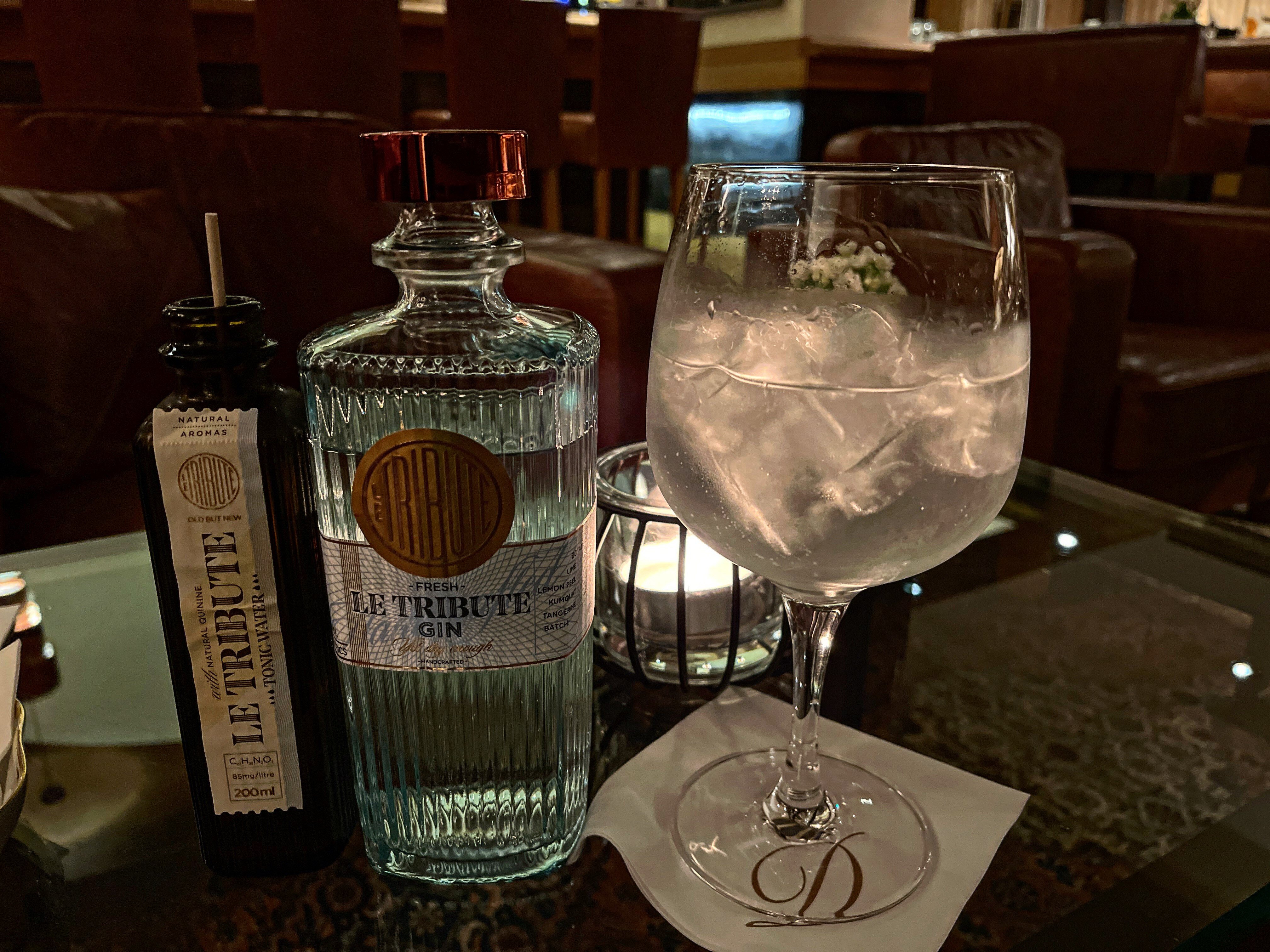 Gin and Tonic an der Hotelbar.