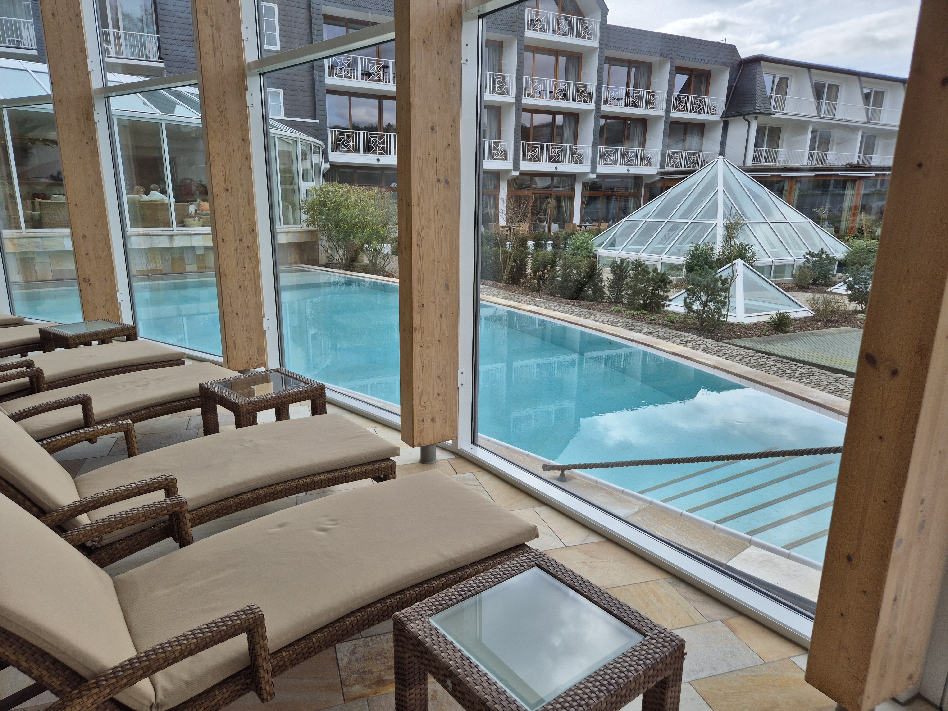 Blick von innen auf den Außen Sole Pool im Hotel Deimann