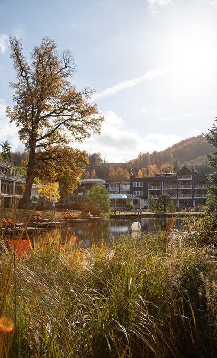 Gartenansicht Hotel Deimann im warmen Hebstlicht